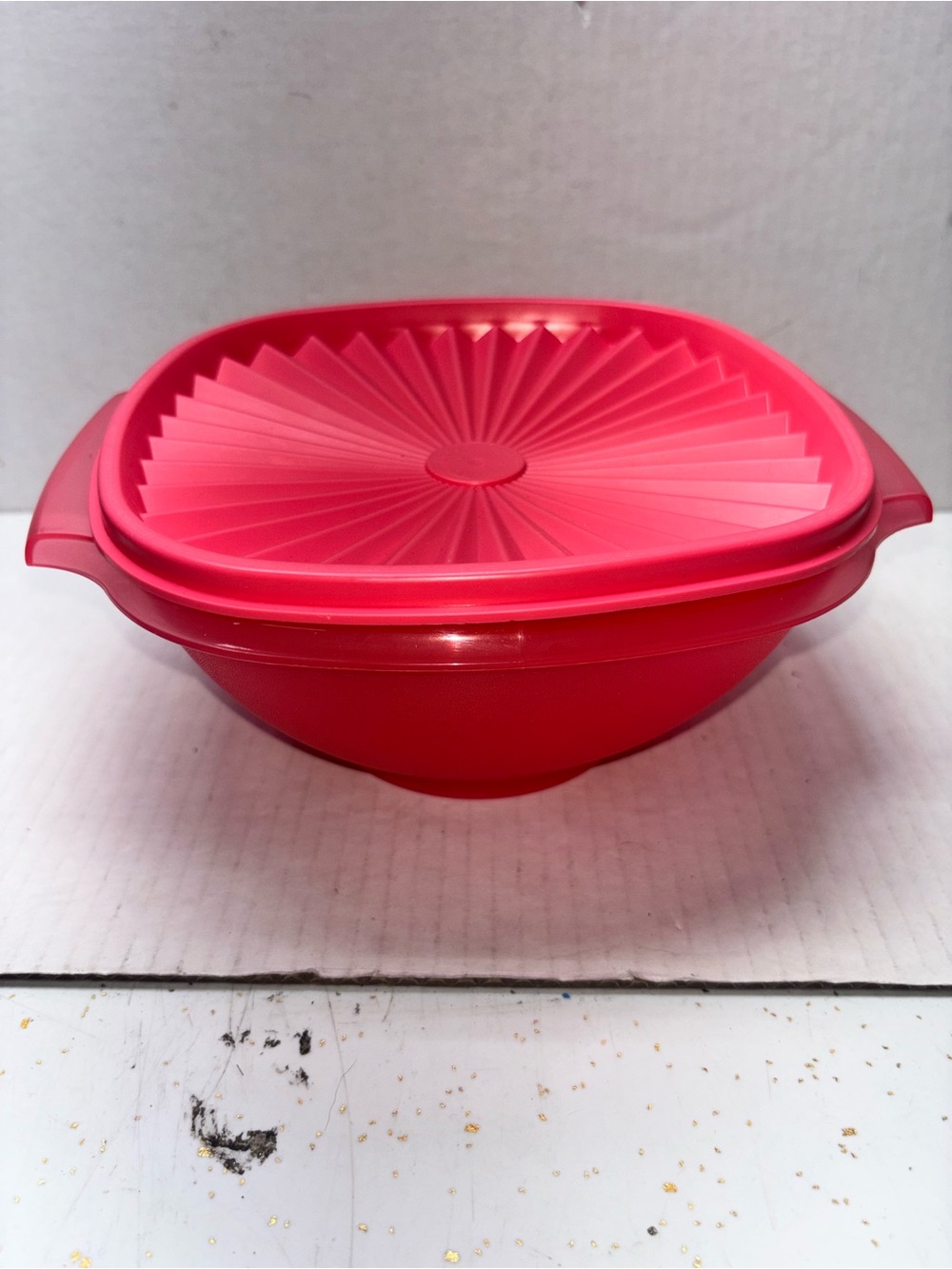 Tupperware Servalier Bowl 5
1/4 Cups One Touch Seal
Flamingo Pink